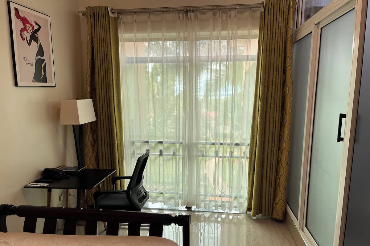 غرفة سوبريور فردية - منظر للحديقة | ميني بار ومكتب ومساحة عمل للكمبيوتر المحمول وستائر تعتيم