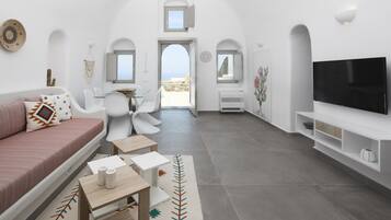 فيلا ديلوكس - غرفتا نوم - بحوض استحمام بنظام دفع المياه - بمنظر للبحر | منطقة المعيشة | تلفزيون بشاشة مسطحة بحجم 42-بوصة يعرض قنوات فضائية، تلفزيون