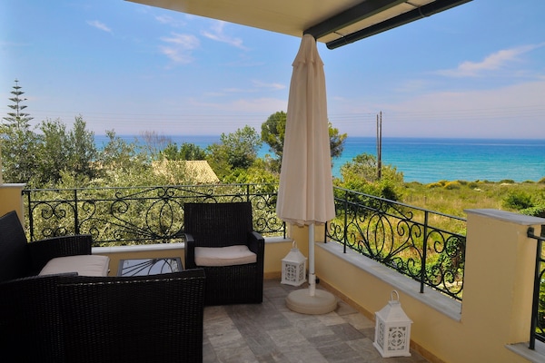 On the 1st floor. Covered terrace with sea view.