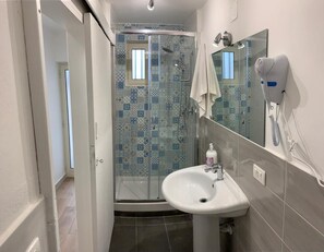 Douche, sèche-cheveux, bidet, serviettes fournies