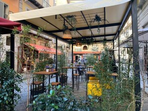 Outdoor dining - La terrazza sul porto, large vacation home in the heart of Naples (Napoli)