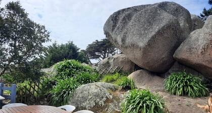 Fischerhaus, eingebettet in die Felsen von Trégastel, Côte de Granit Rose