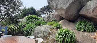 Casa de pescadores, enclavada en las rocas de Trégastel, Côte de Granit Rose