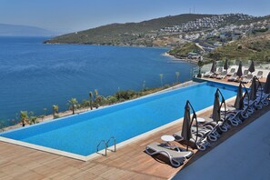 Een seizoensgebonden buitenzwembad en parasols bij het zwembad