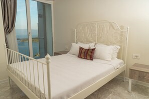 2 slaapkamers, luxe beddengoed, een bureau, een strijkplank/strijkijzer