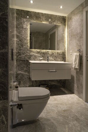 Een douche, een haardroger, handdoeken