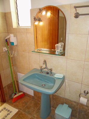 Apartment, Mehrere Betten, Meerblick | Waschbecken im Bad