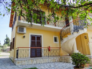 Property entrance - Eleni's Apartments & Studios (Corfu)