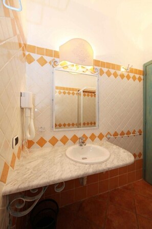 Dusche, Haartrockner, Bidet, Handtücher