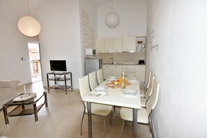 Enjoy a casual dining experience in this stylish space, complete with a table for four and a fully equipped kitchen.