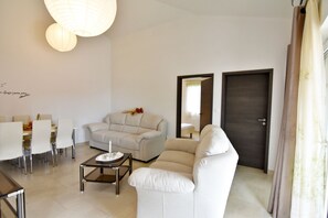 TV, tavolo da calcetto, tavolo da ping pong