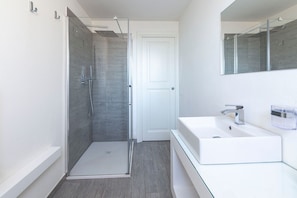 Regadera, secadora de cabello, bidet, toallas 