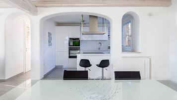 Jääkaappi, mikroaaltouuni, uuni, liesi