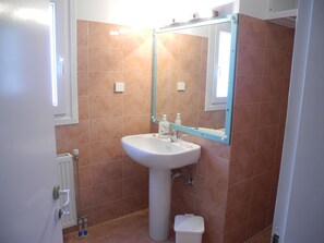 Ensemble douche/baignoire, sèche-cheveux, serviettes fournies, savon