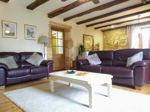 Una televisión, una chimenea, un reproductor de DVD