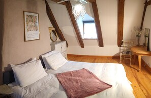 2 bedrooms, in-room safe, iron/ironing board, free WiFi