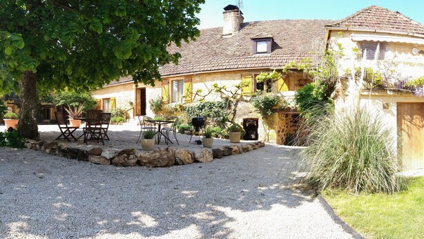 A rustic house with a gravel driveway, outdoor seating, and potted plants. - Les Papillons 4/6, Pool, Balcony, Garden & Courtyard, Top Location & Activities (Domme)