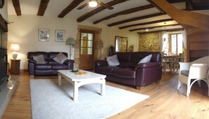 Una televisión, una chimenea, un reproductor de DVD