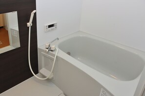 Baignoire, sèche-cheveux, serviettes fournies, savon