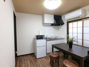 Geladeira, micro-ondas, cooktop, chaleira elétrica