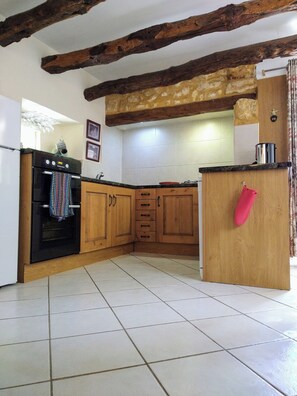 冰箱、微波炉、烤箱、炉灶