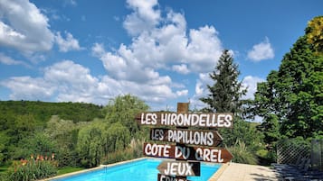 Piscine extérieure, chaises longues
