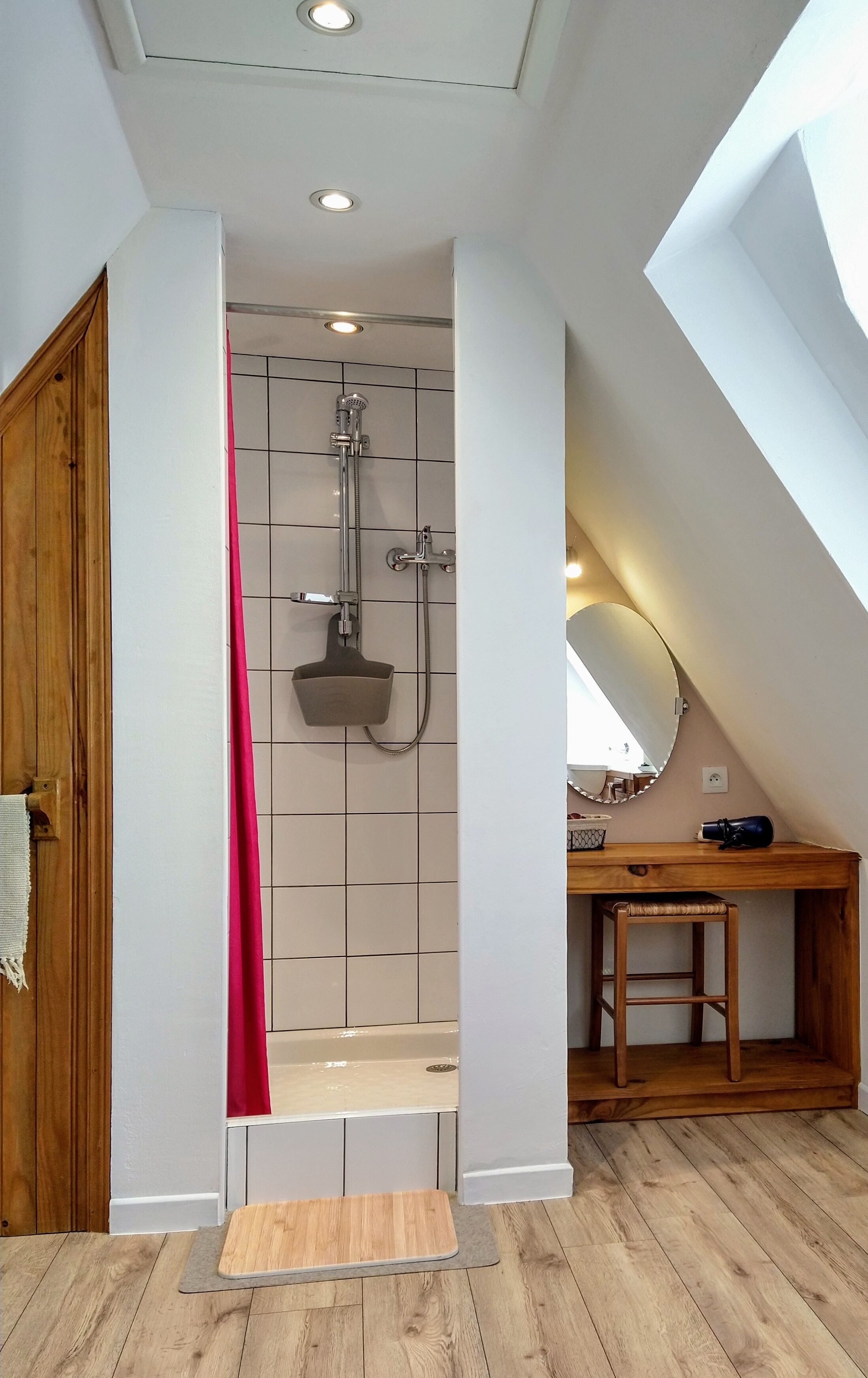 Douche, sèche-cheveux, serviettes fournies, savon