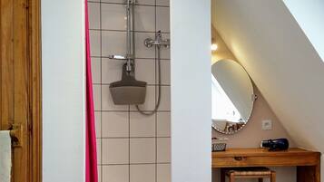 Douche, sĂšche-cheveux, serviettes fournies, savon