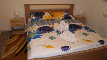 3 bedrooms, travel crib, free WiFi, bed sheets