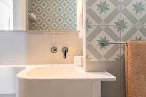 Appartement panoramique | Salle de bain | Douche, articles de toilette (gratuits), séchoir à cheveux, pantoufles