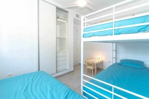 2 habitaciones, tabla de planchar con plancha, cuna de viaje y wifi 