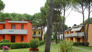 Una hilera de edificios modernos con un sendero y céspedes bien cuidados.