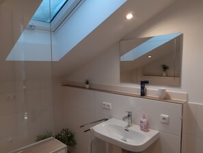 Douche, sèche-cheveux, serviettes fournies, savon