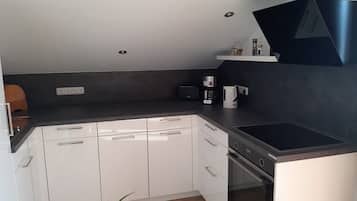 Wasserkocher mit Kaffee-/Teezubehör, Kühlschrank, Herdplatte
