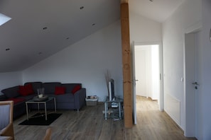 Smart TV - Bright, comfortable and tastefully furnished DG apartment with south-facing balcony (Hausham)