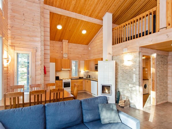 Televisie, een open haard en een dvd-speler