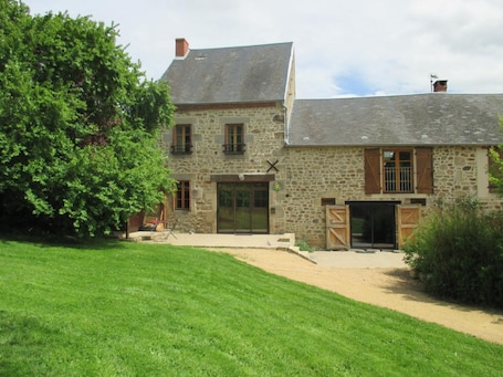 Exterior. Large stone house with enclosed garden, pets allowed