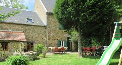 Grande maison en pierres avec jardin clos, proche des stations thermales et des Volcans d'Auvergne