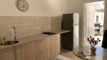 Frigorifero, microonde, forno, piano cottura