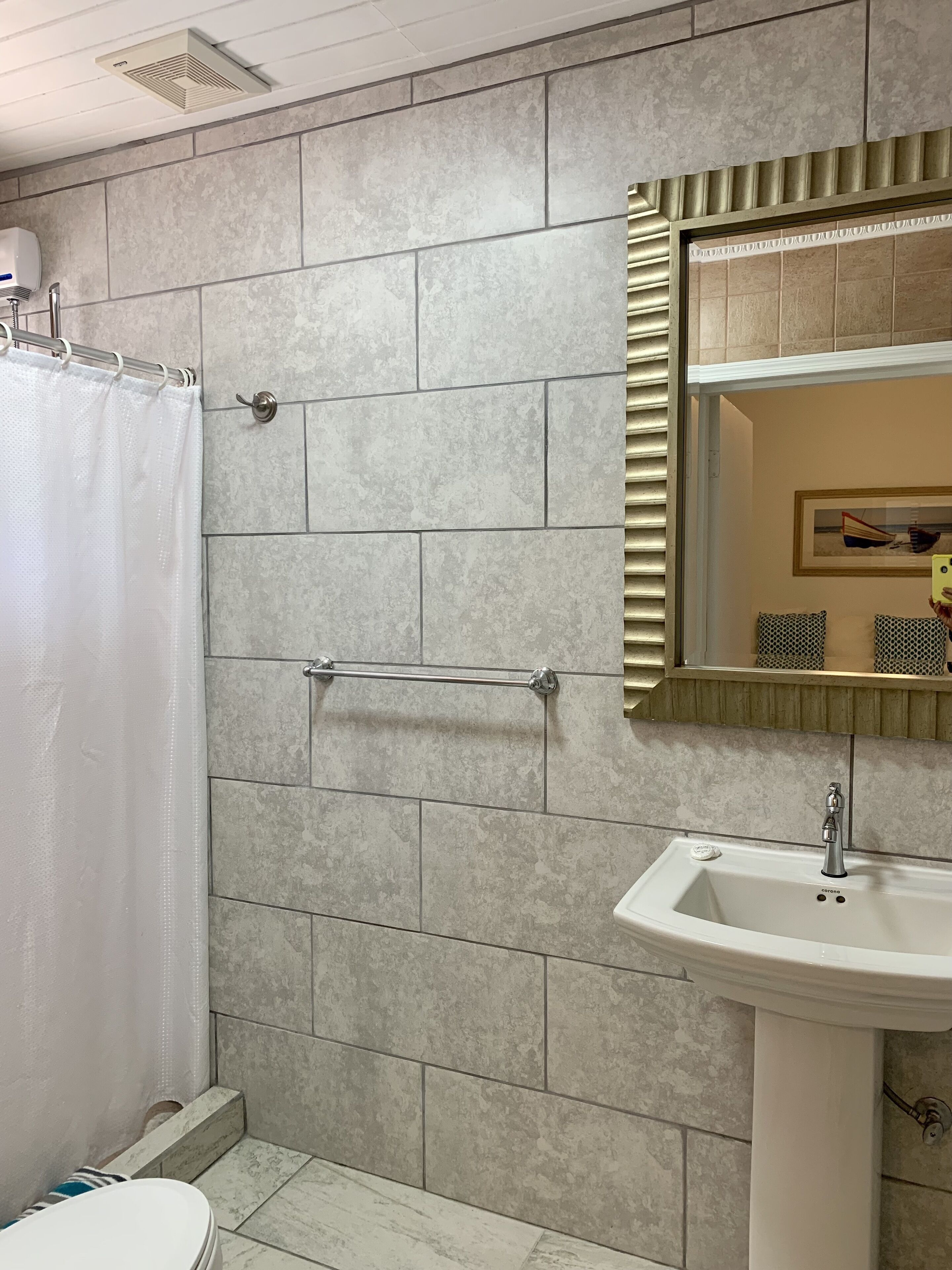 Dusche, Haartrockner, Handtücher, Toilettenpapier