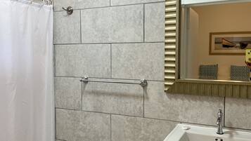 Dusche, Haartrockner, Handtücher, Toilettenpapier