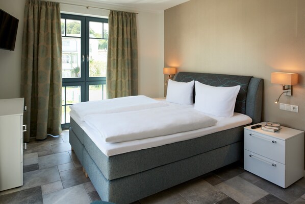 3 bedrooms, in-room safe, iron/ironing board, WiFi