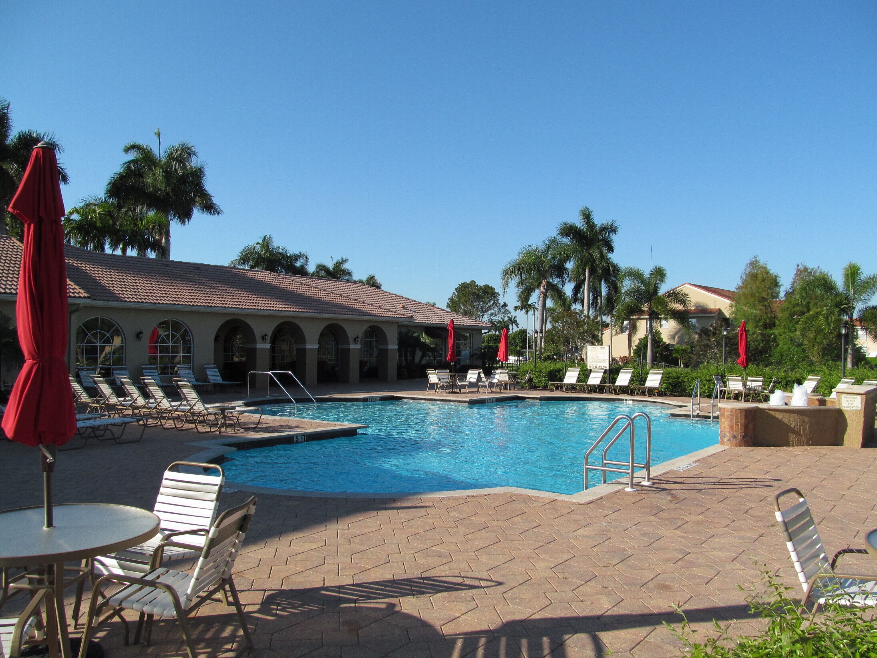 Lakeview 2BR condo in favored Huntington Lakes. EXCELLENT AMENITIES