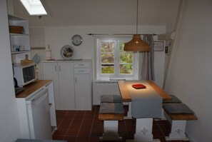 Køleskab, mikrobølgeovn, ovn, kogeplade