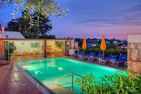 2 outdoor pools, pool umbrellas, pool loungers. Residence Pensione Mena