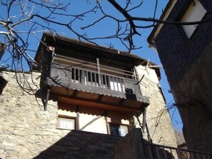 A stone building with a balcony. - Rural house (full rental) Carriles Romanos for 8 people (Castrillo de Cabrera)