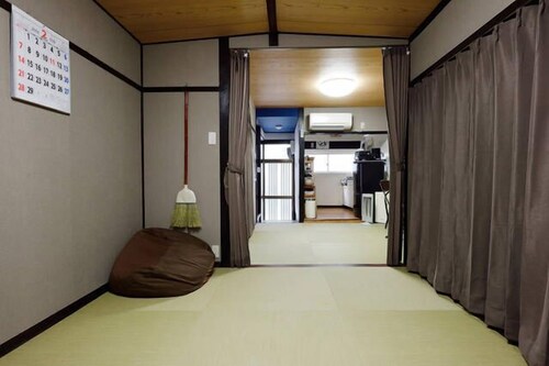 A Minpaku A Minaku Inglés / Chino OK Casa de 2 pisos, disponible de forma privada. Hay un baño de inodoro en cada piso, a 8 minutos a pie de la estación Shin-Osaka.