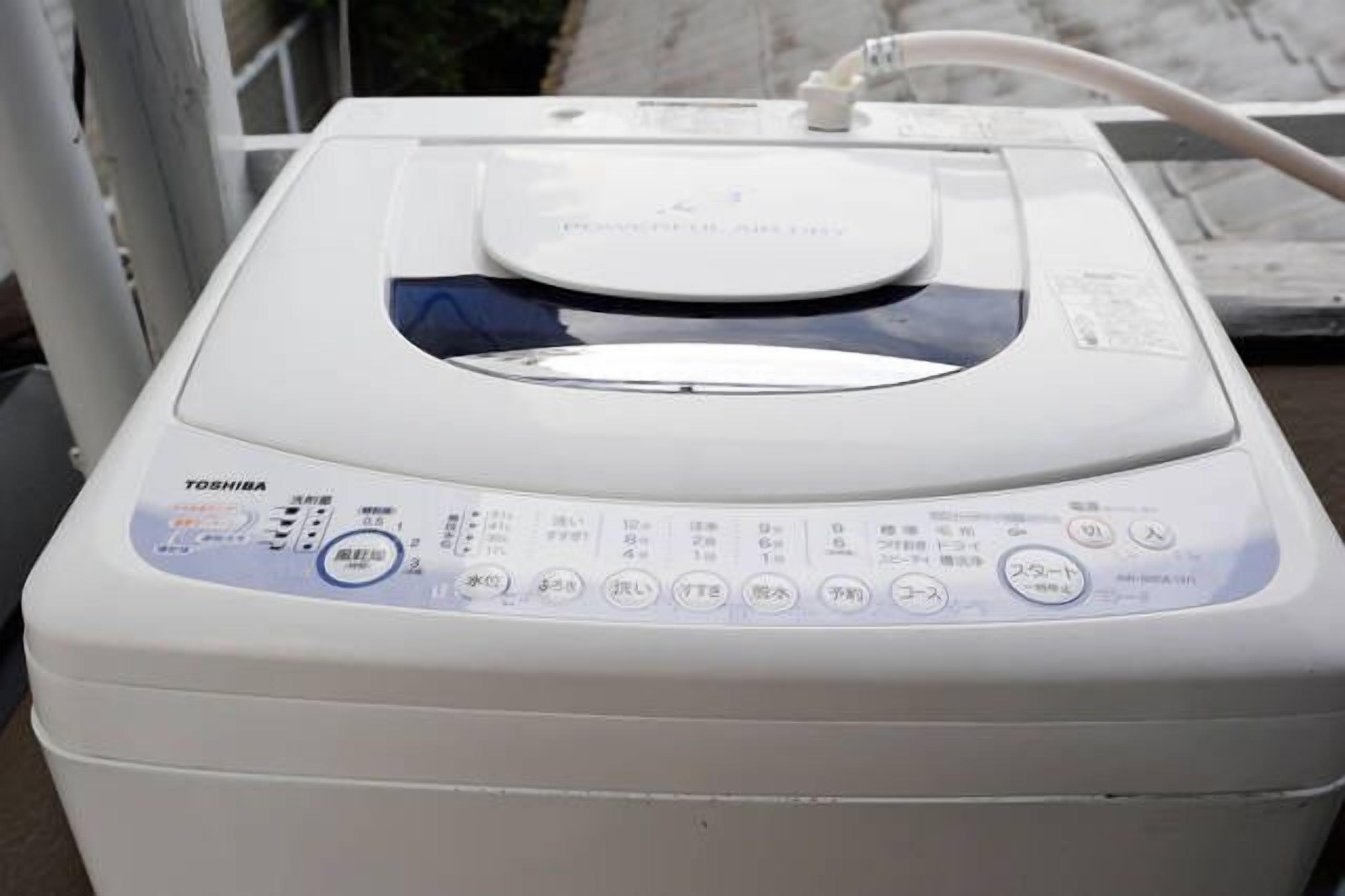 Una freidora de aire Toshiba con panel de control y cable de alimentación.