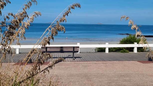 A beach with a wooden walkway and a white fence. - Country house by the sea - Perros Guirec on the Pink Granite Coast (Saint-Quay-Perros)