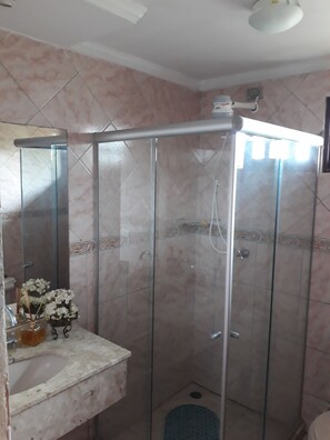 Douche, savon, papier de toilette